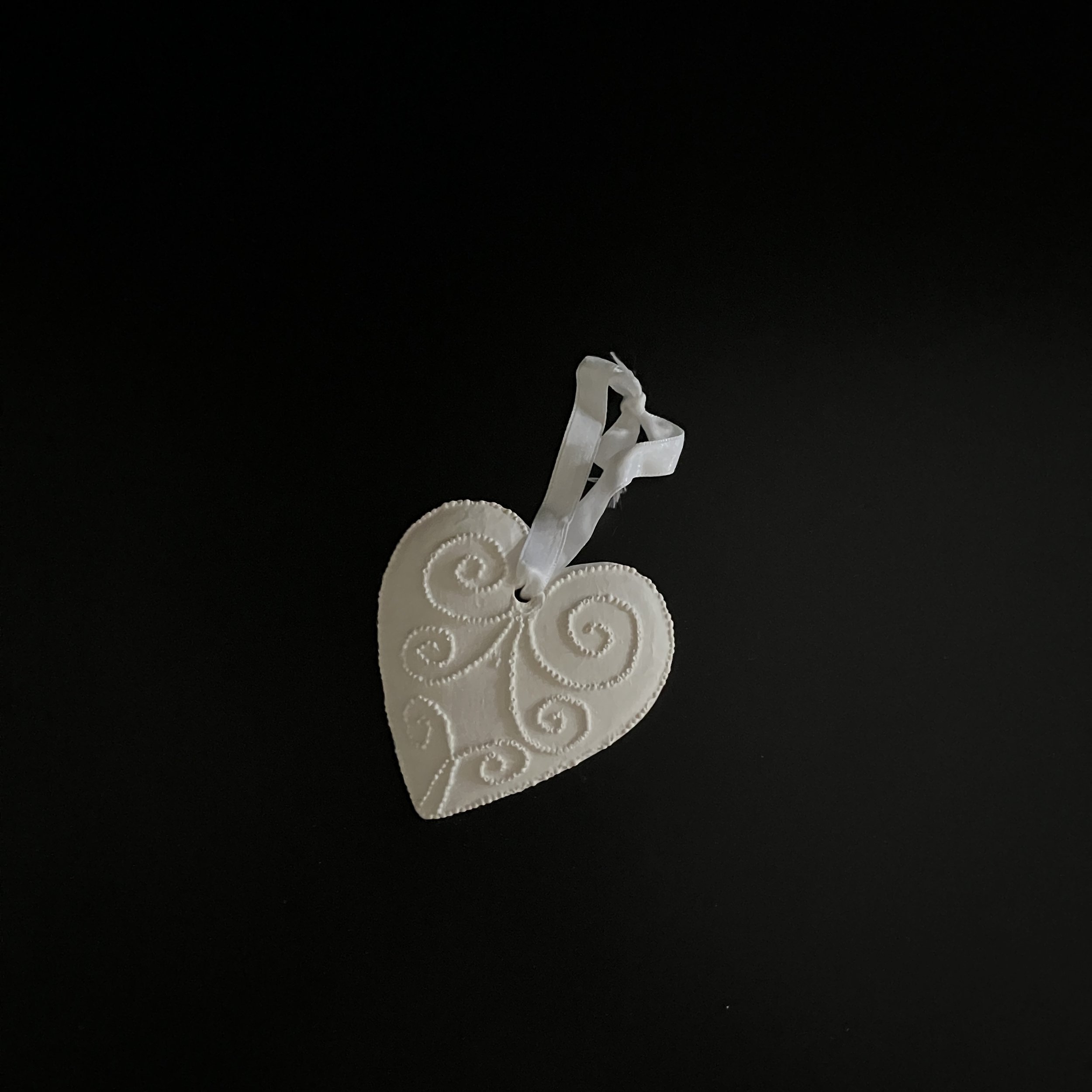 Galet_coeur_ruban1