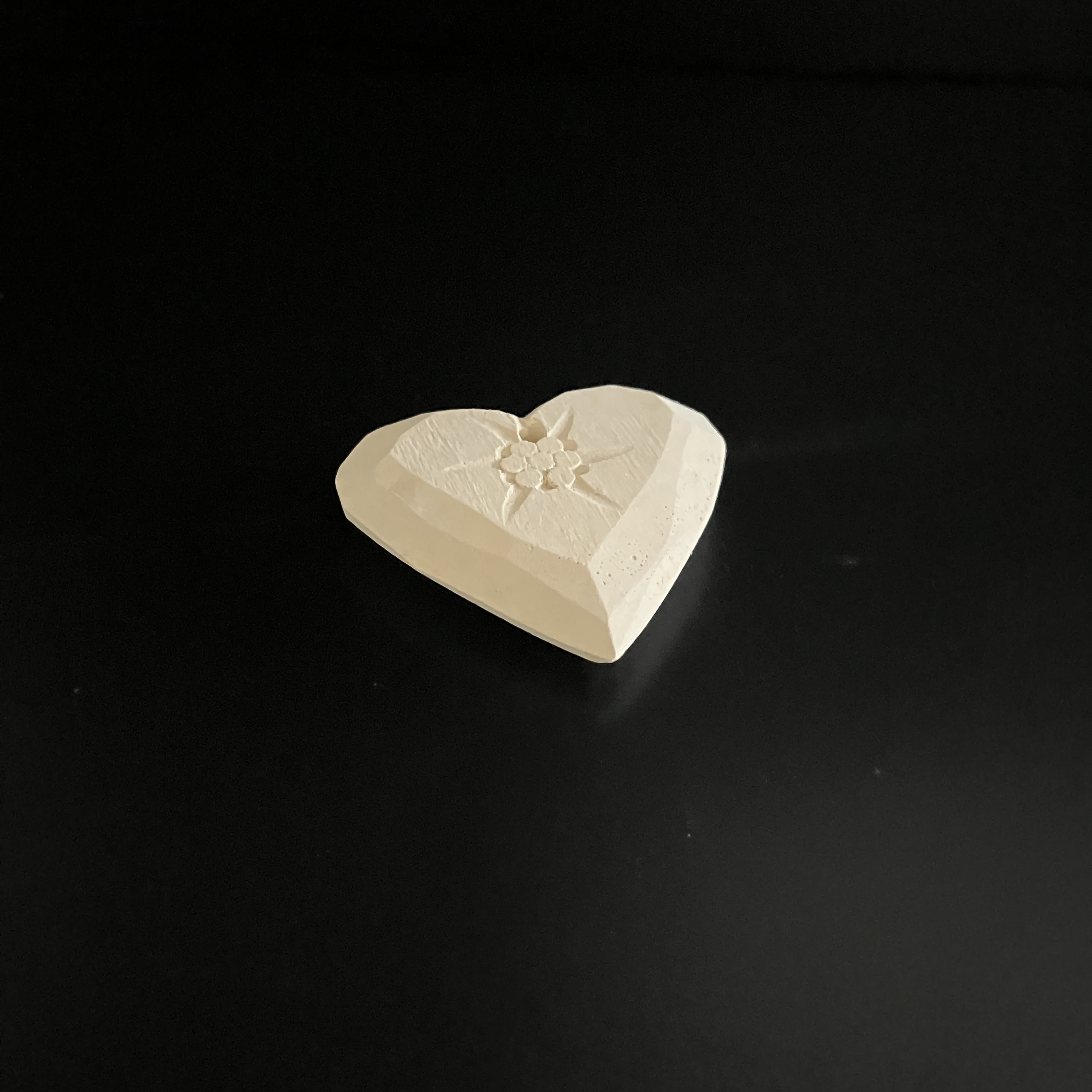 Galet_coeur_et_fleur_edelweiss8