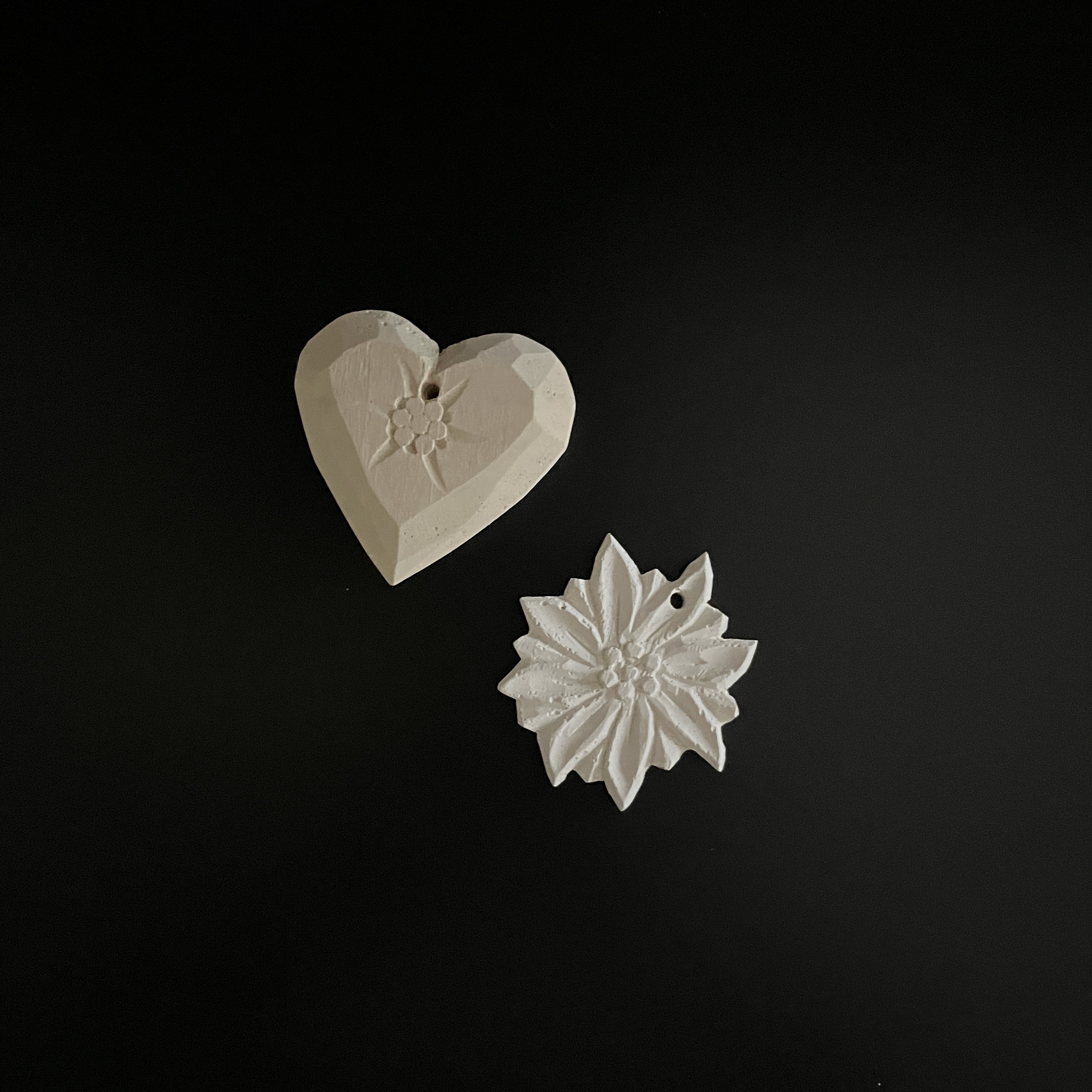 Galet_coeur_et_fleur_edelweiss1