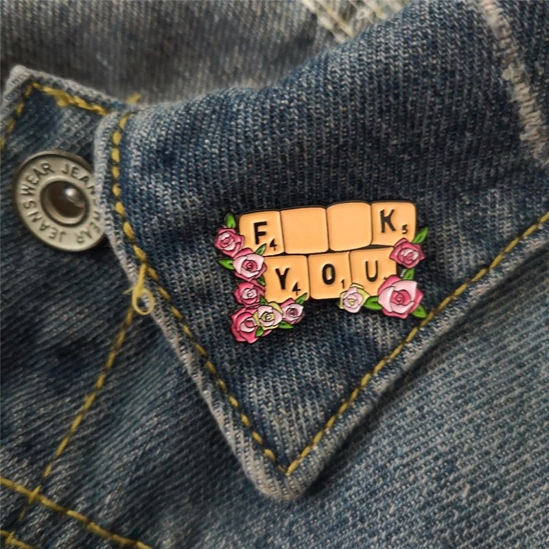 Pin\'s original Scrabble F_ _K  YOU fleuri