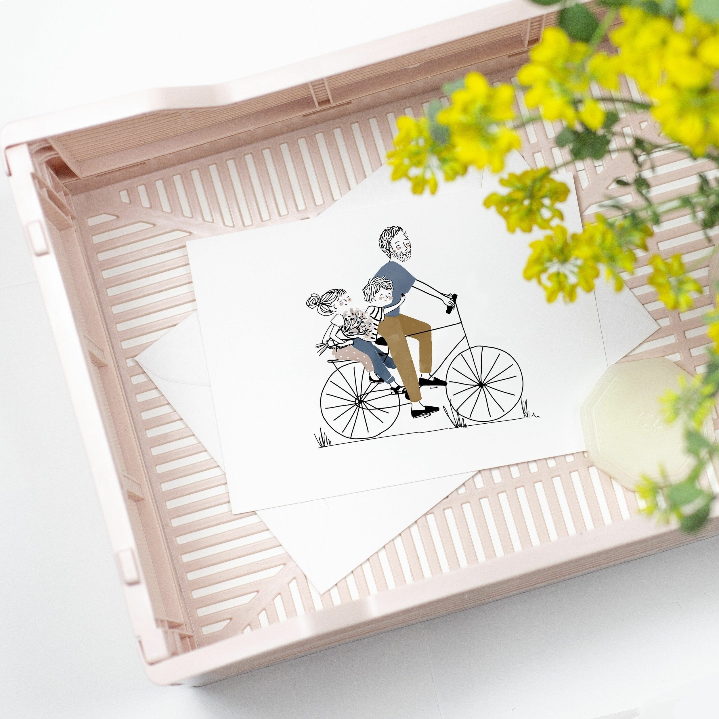 Carte Postale Double Petit Garçon et Petite Fille en Balade à Vélo avec Papa