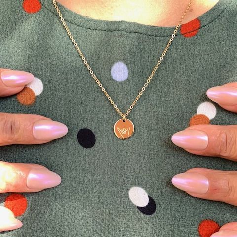 Collier Shaka doré femme - Geste main relax gravé - Acier inoxydable