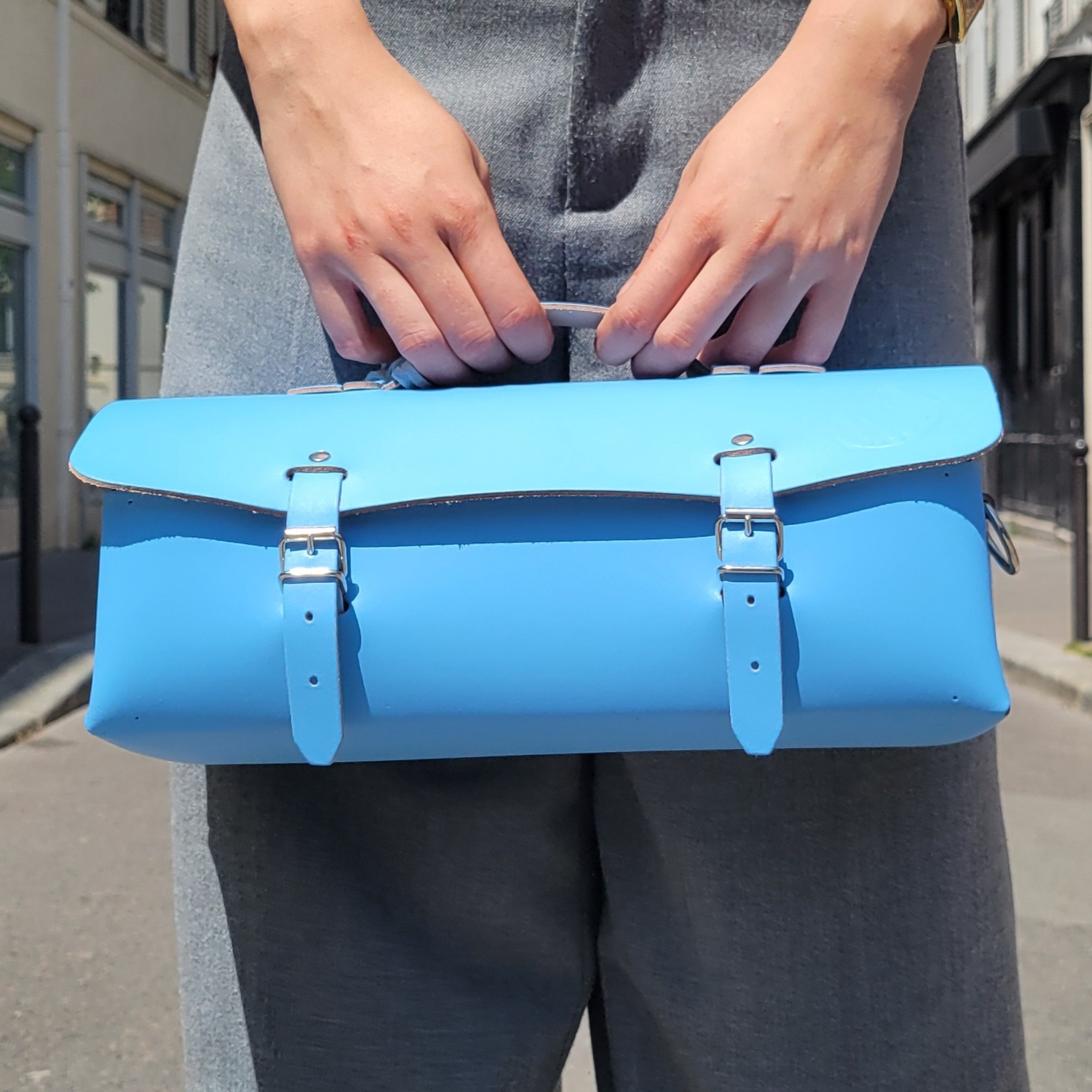 Sac à outils en cuir avec bandoulière amovible - Bleu ciel d’été 30 cm