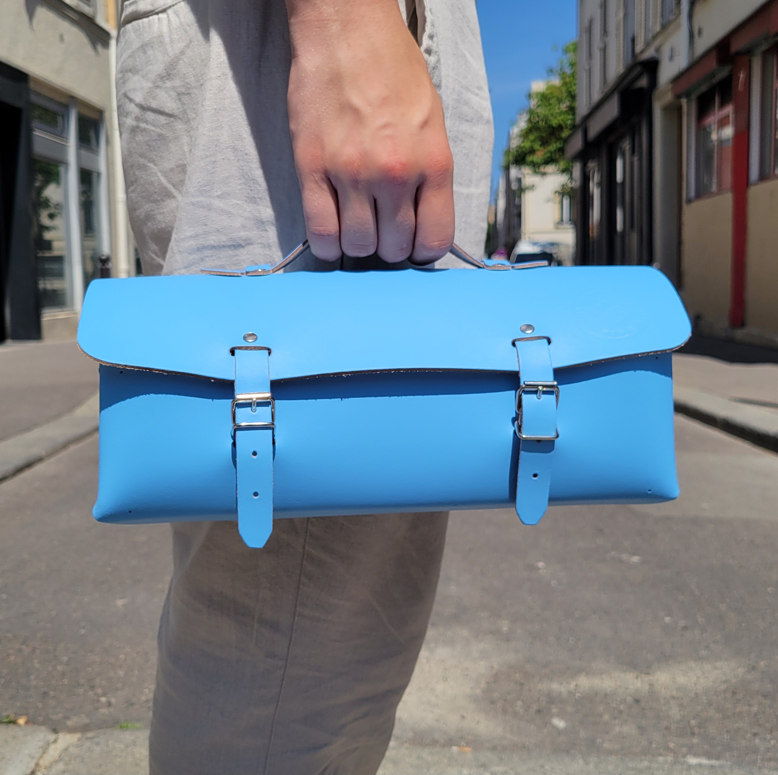 Sac à outils en cuir avec bandoulière - Bleu ciel d’été 30 cm