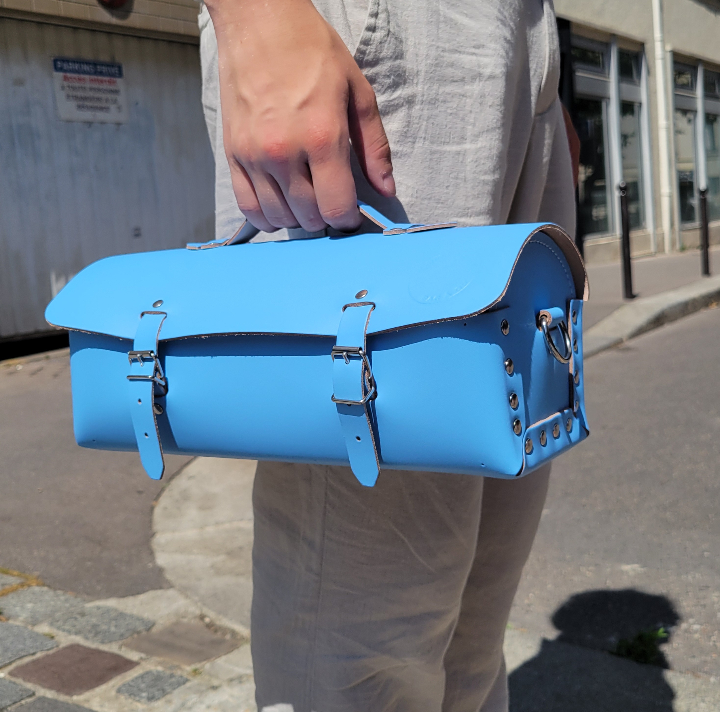 Sac à outils en cuir avec bandoulière - Bleu ciel d’été 30 cm
