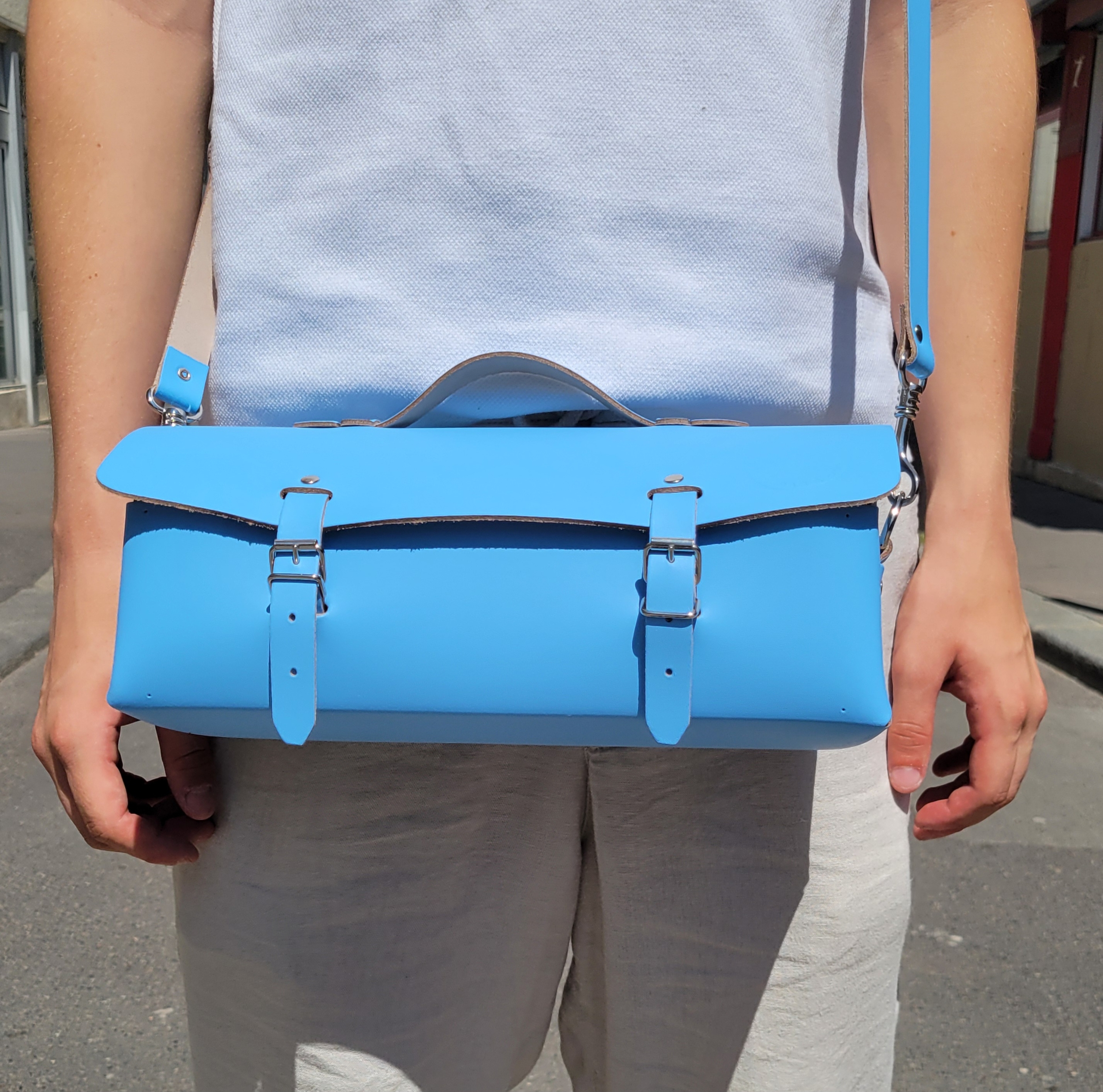 Sac à outils en cuir avec bandoulière - Bleu ciel d’été 30 cm