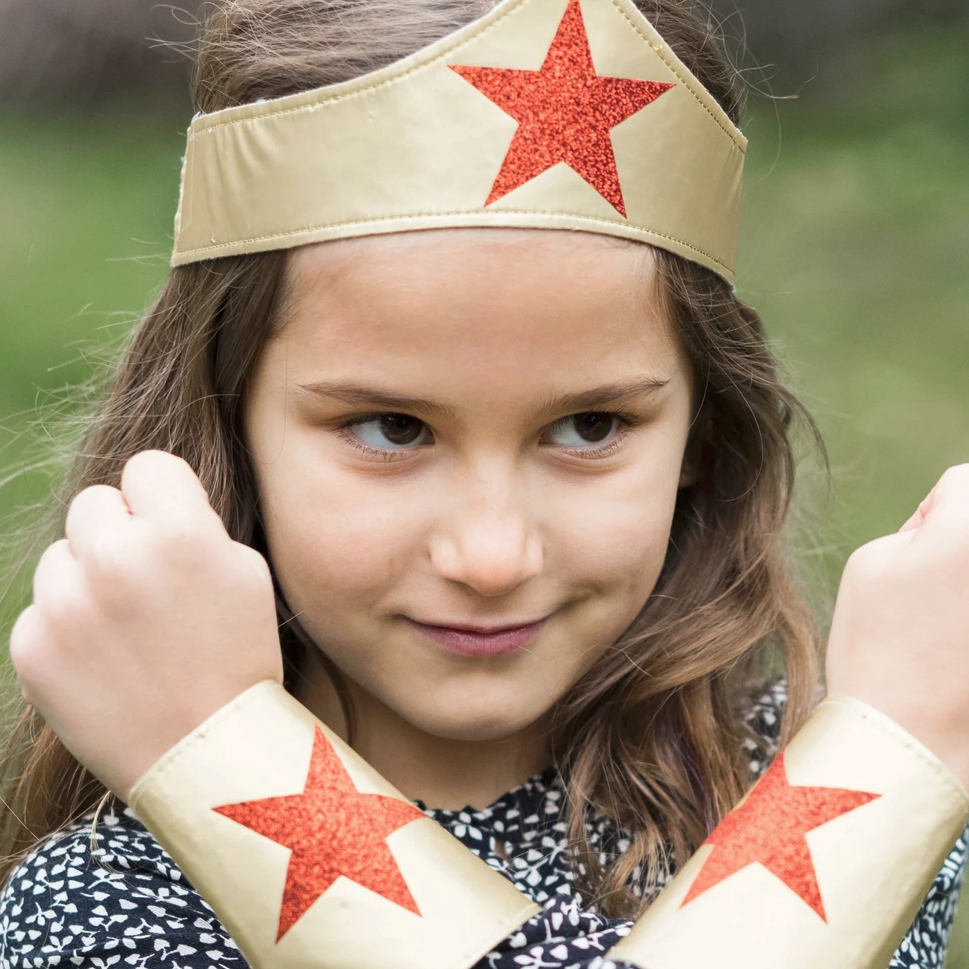 Accessoires costume enfant - Bandeau et Poignets de Super-Héroïne Dorés - Set de 3 Pièces