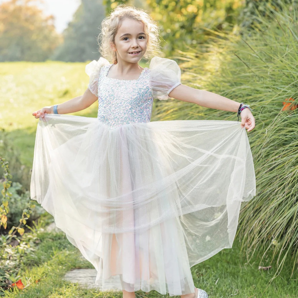 Enfant portant la robe rose étincelante Rainbow Sherbet avec jupon arc-en-ciel