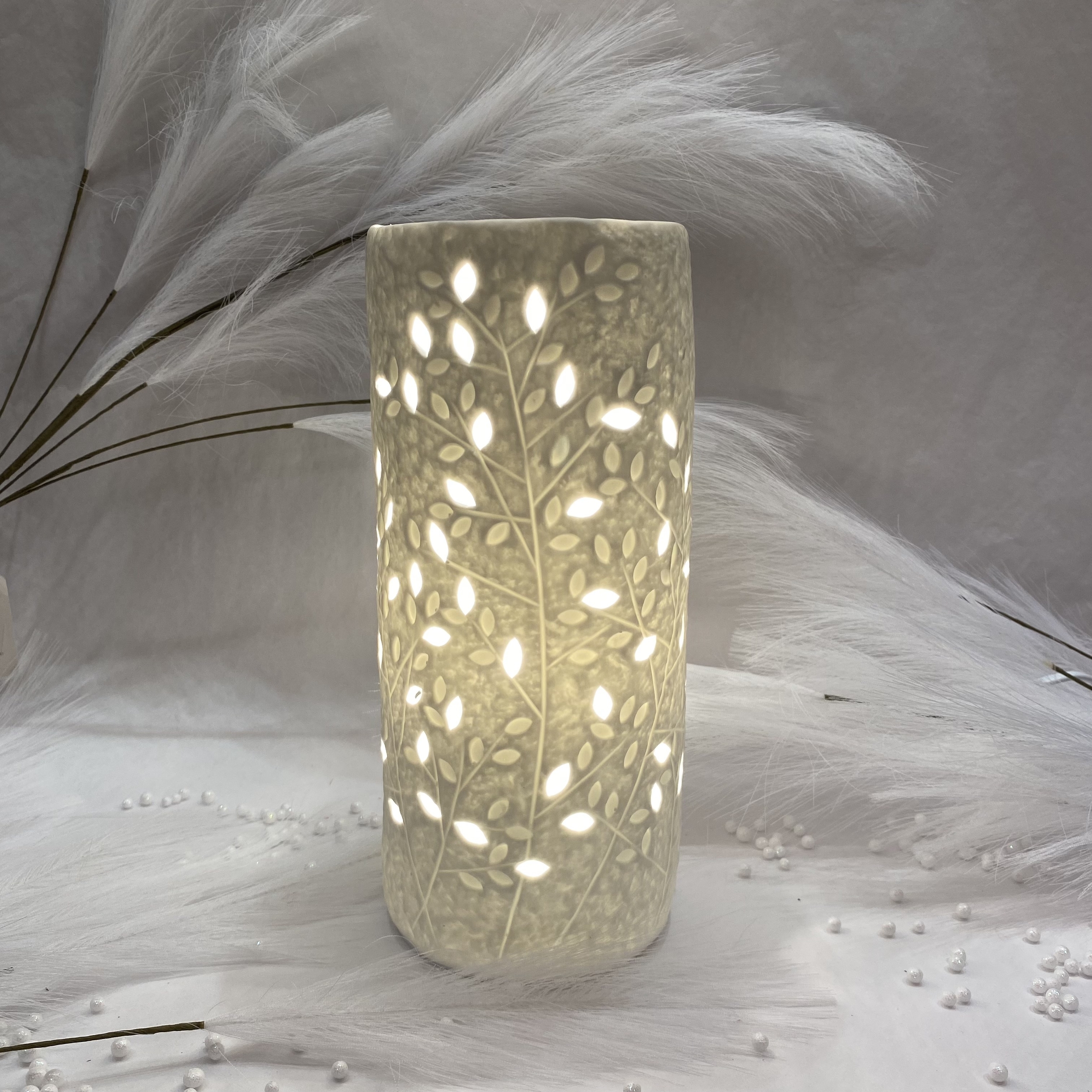 Lampe porcelaine blanche décorative ajourée à poser - Liane  Haute