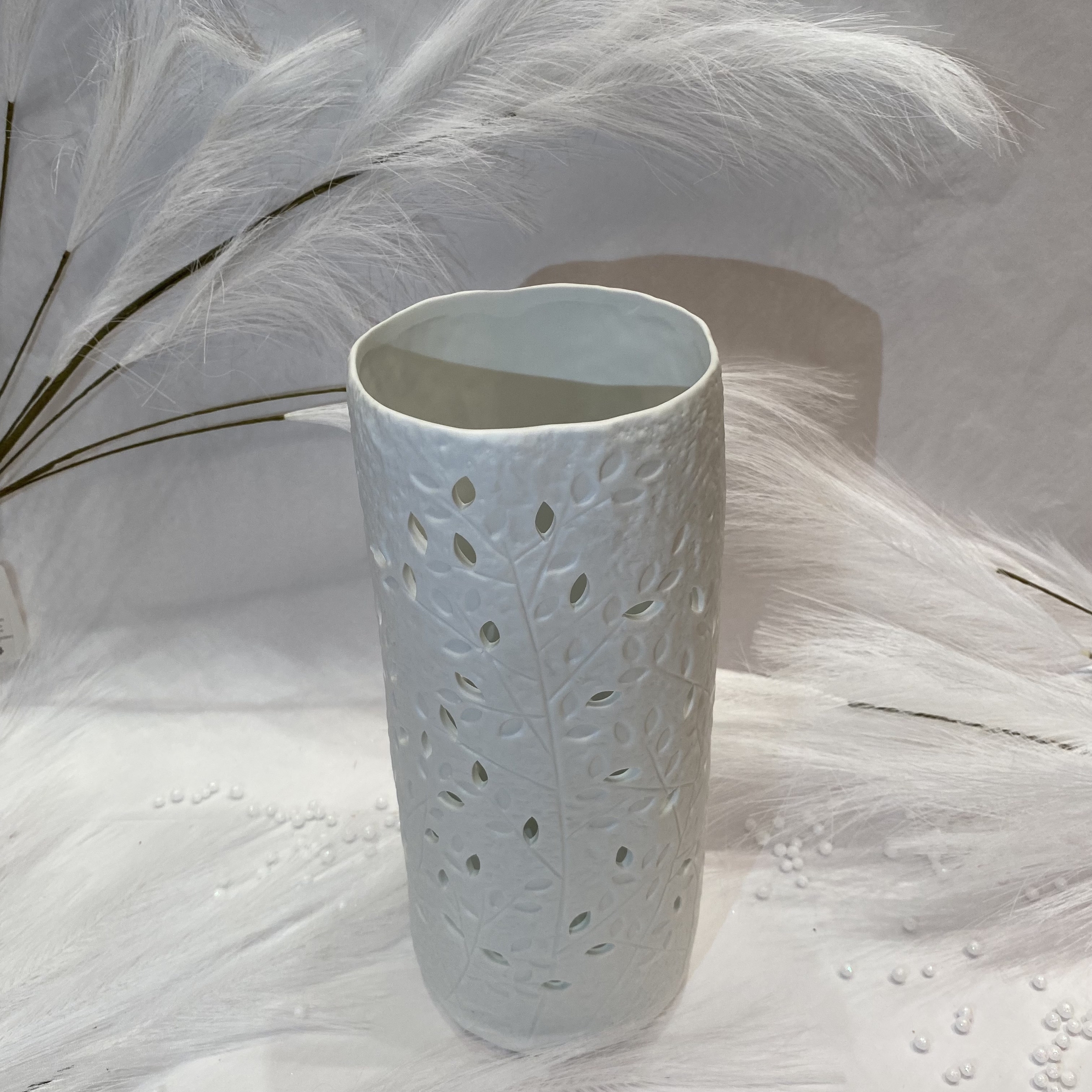 Lampe porcelaine blanche décorative ajourée  à poser - Liane Haute