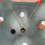 Collier Shaka doré femme - Geste main relax gravé - Acier inoxydable