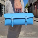 Sac à outils en cuir avec bandoulière - Bleu ciel d’été 30 cm