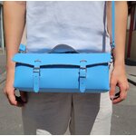 Sac à outils en cuir avec bandoulière - Bleu ciel d’été 30 cm