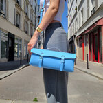 Sac à outils en cuir avec bandoulière - Bleu ciel d’été 30 cm