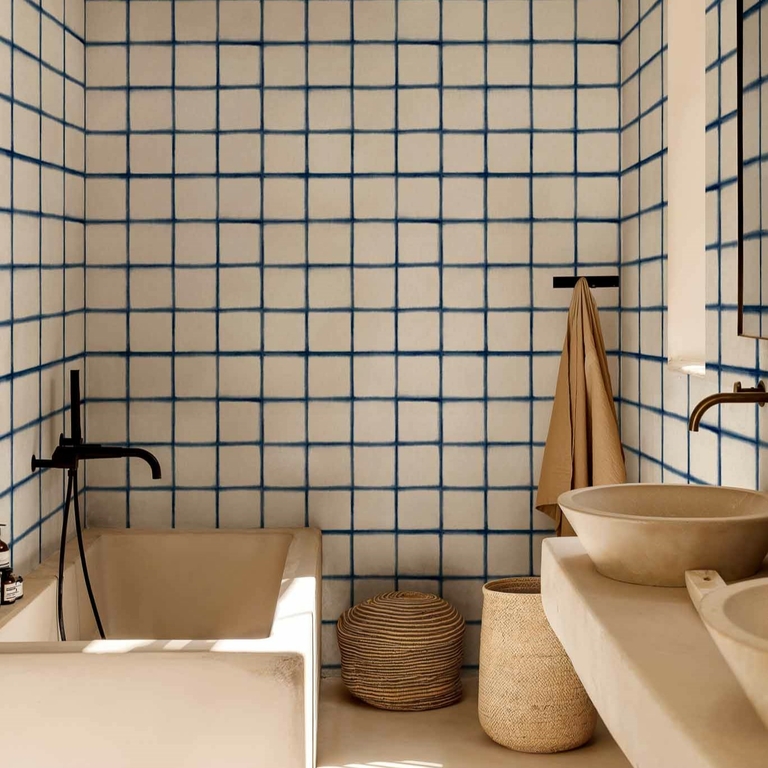 itajime-papier-peint-carreaux-coordonne-indigo-idee-salle-de-bain-bleu