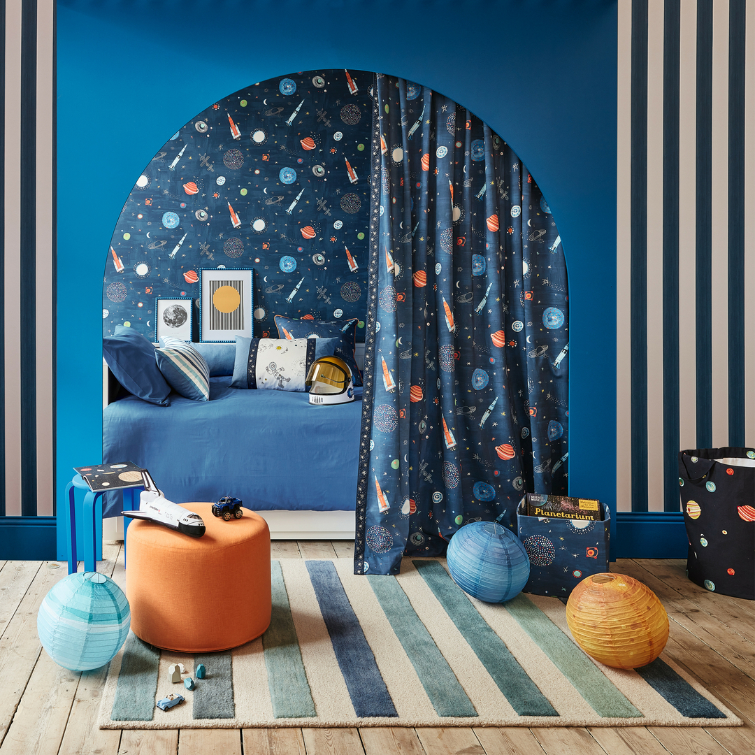 W650-03-candy-stripe-wallcovering-night_03
