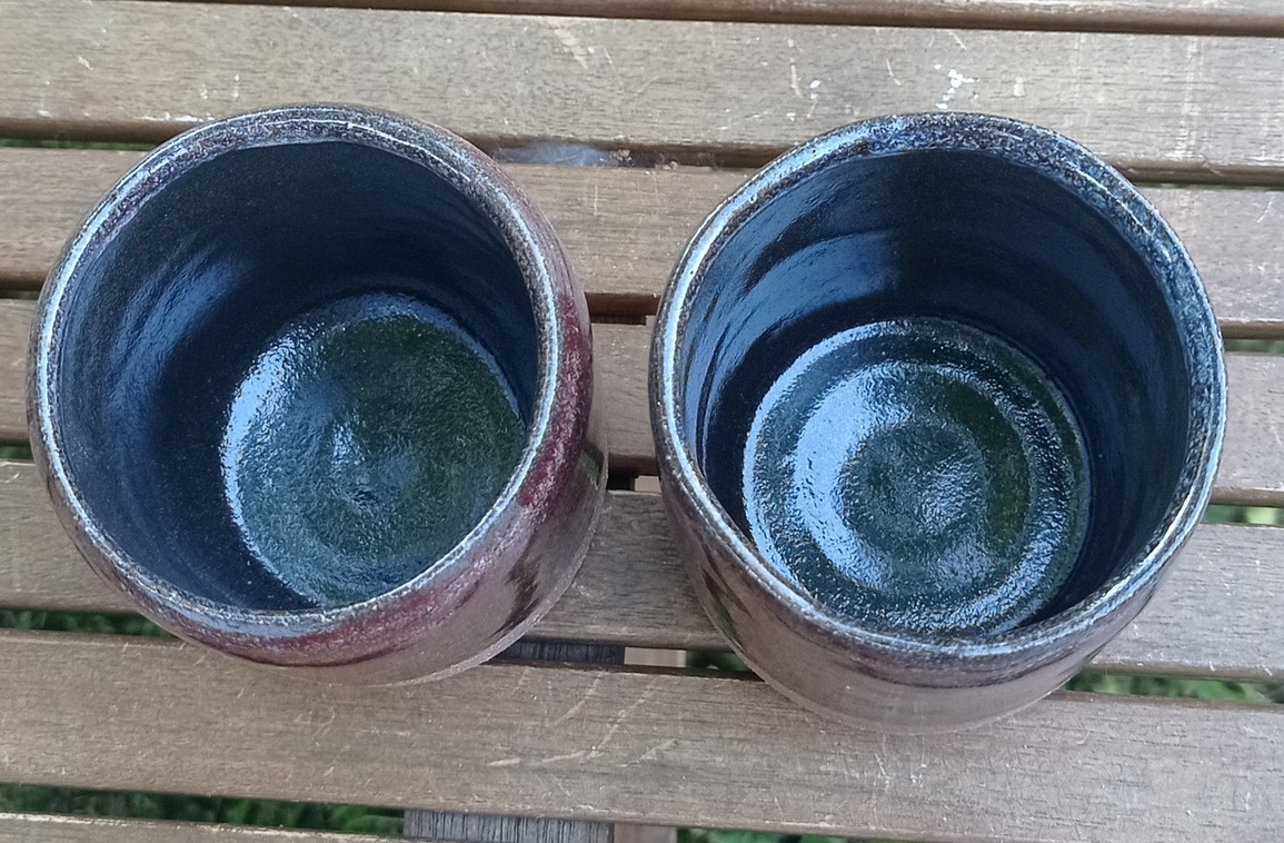 Tasse2 rouge dehorsnoir dedans (1)