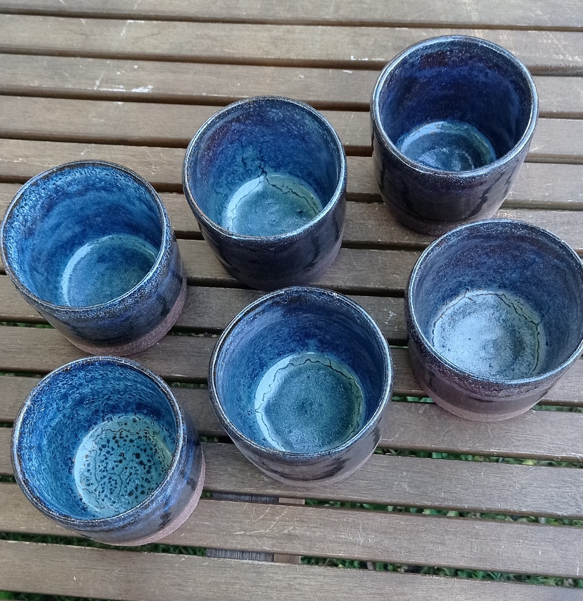 Tasse2 bleus dedans, plutôt brun rouge dehors