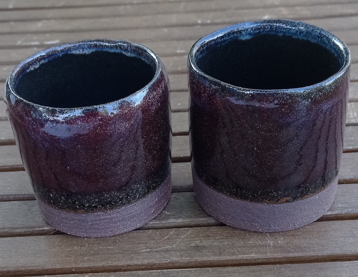 Tasse2 rouge dehorsnoir dedans