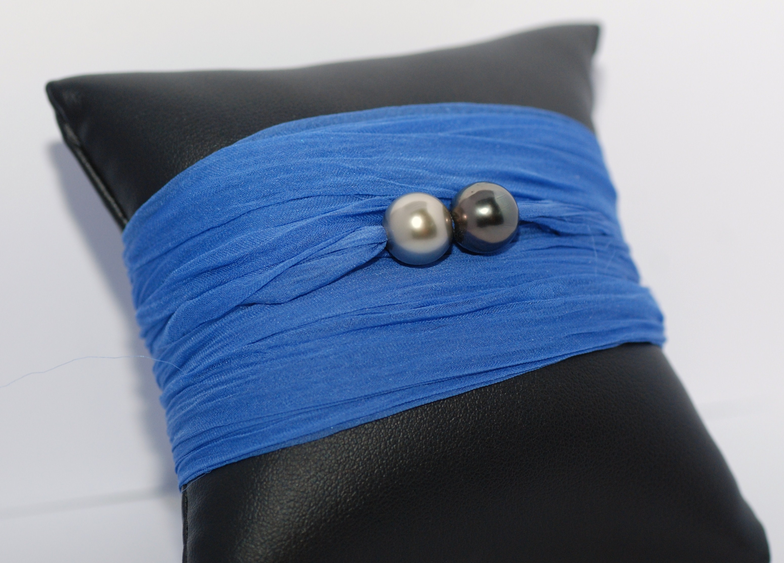 Bracelet manchette soie bleue et perles de tahiti (2)