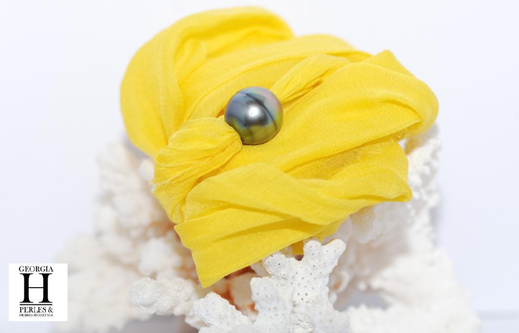 Bracelet manchette soie jaune et perle de tahiti (3)