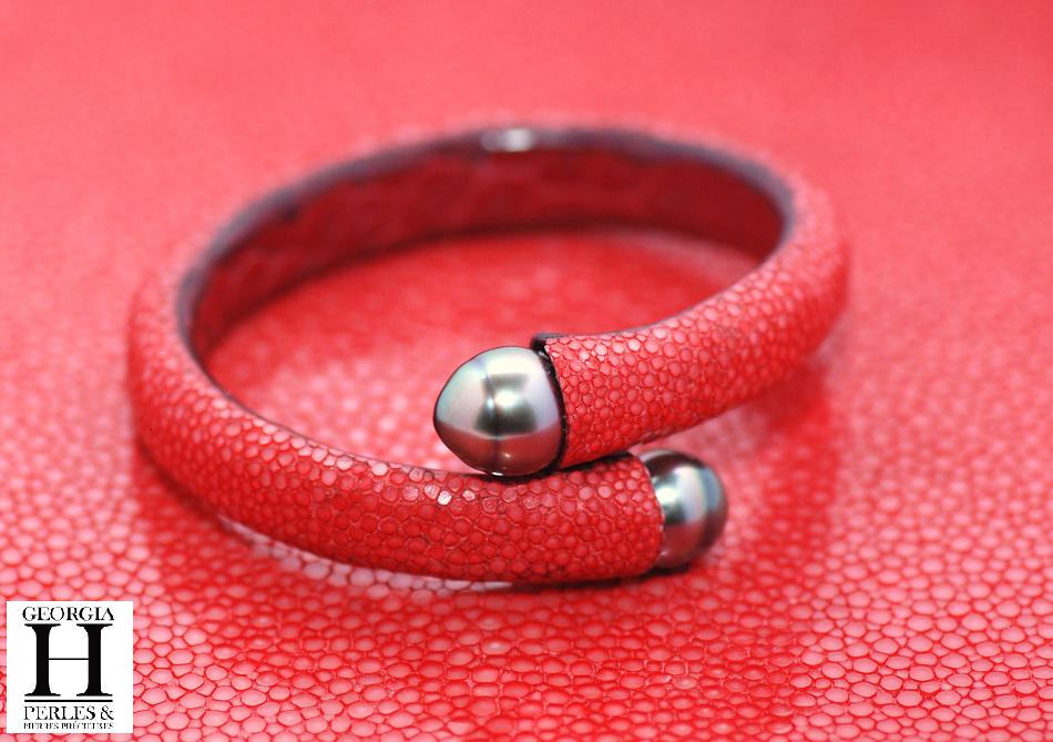 Bracelet Africa galuchat rouge et perles de tahiti (2)
