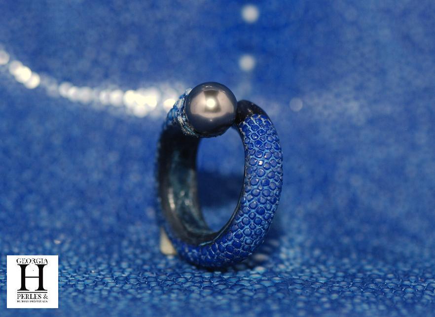 Bague cuir de raie galuchat bleu et perle de tahiti