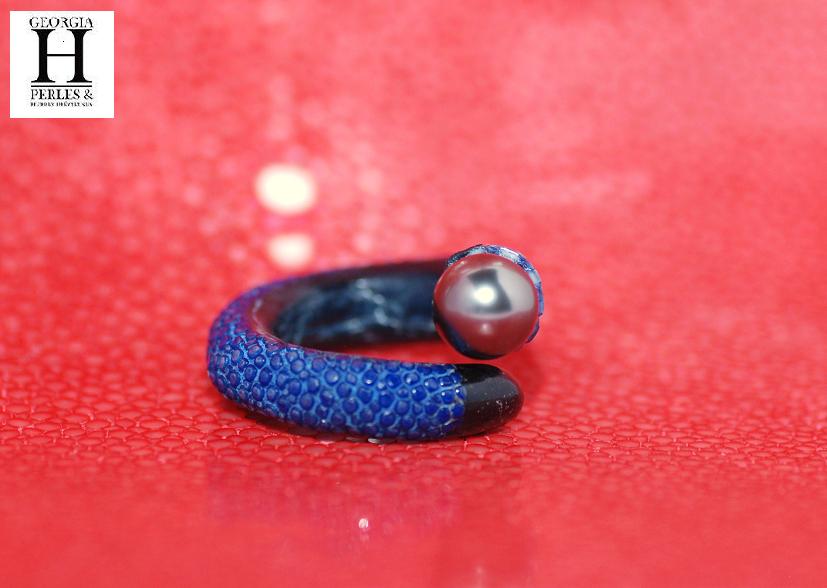 Bague cuir de raie galuchat bleu et perle de tahiti (2)