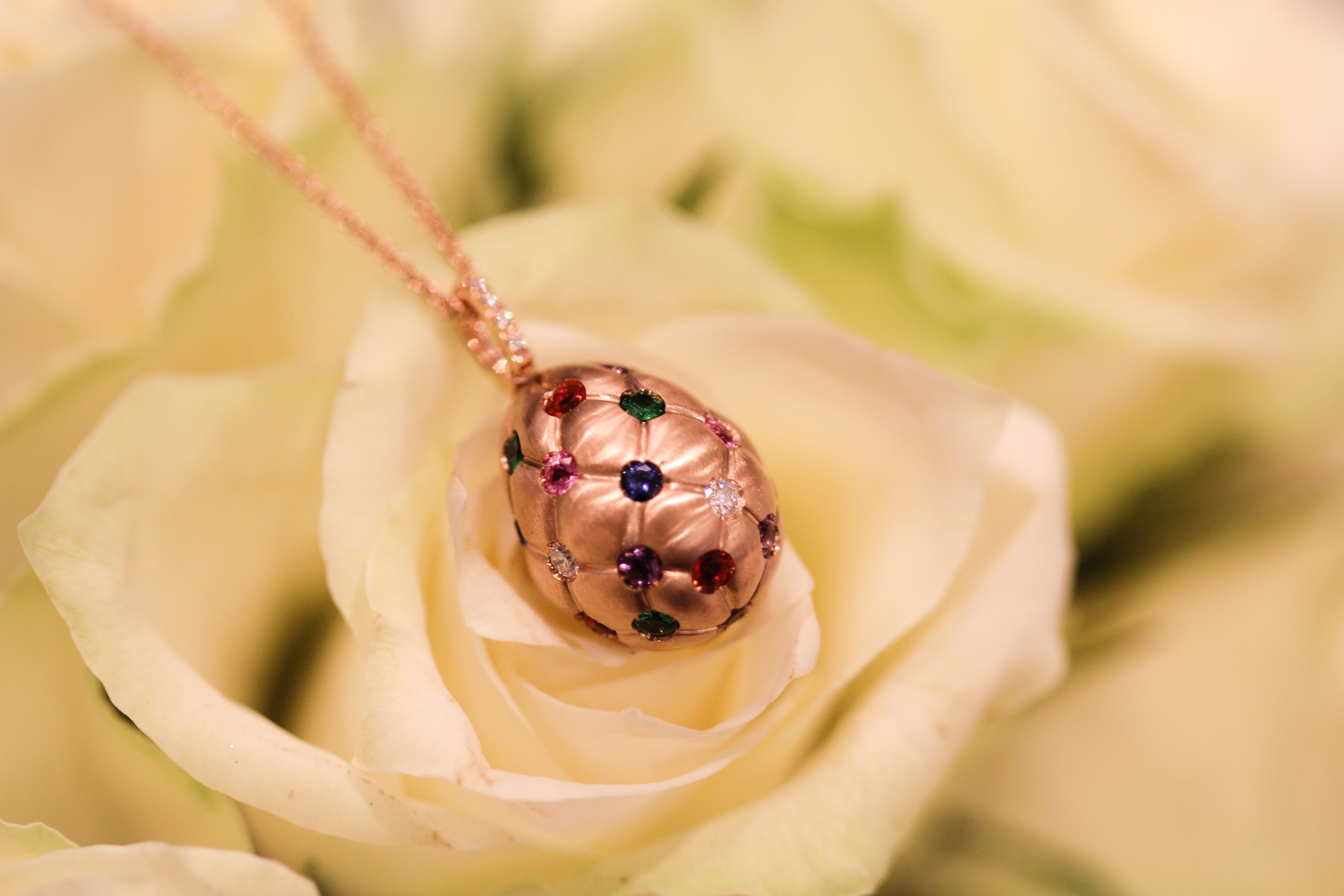 Collier Pendentif Oeuf Style Fabergé Rose - Strass, émail, Alliage (neuf, Avec étiquette)