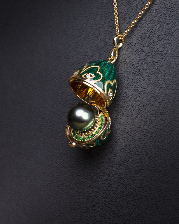 Pendentif œuf Fabergé Style Arabesque - Émail Bleu - Copie / Fantaisie - NEUF Avec étiquettes