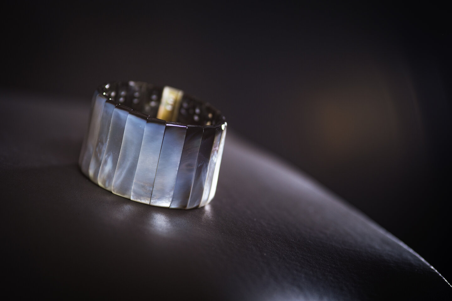 Bracelet Manchette Articulé - Couleur Noir, Crème, Argenté - Occasion