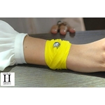 Bracelet manchette soie jaune et perle de tahiti (6)