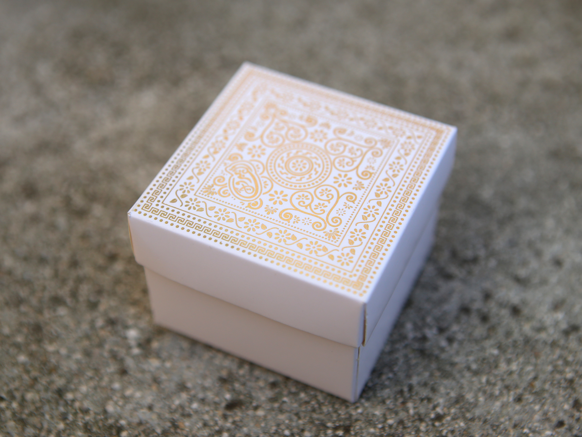 50 boîte carton motif arabesque contenant à dragées BTNV1 blanc doré