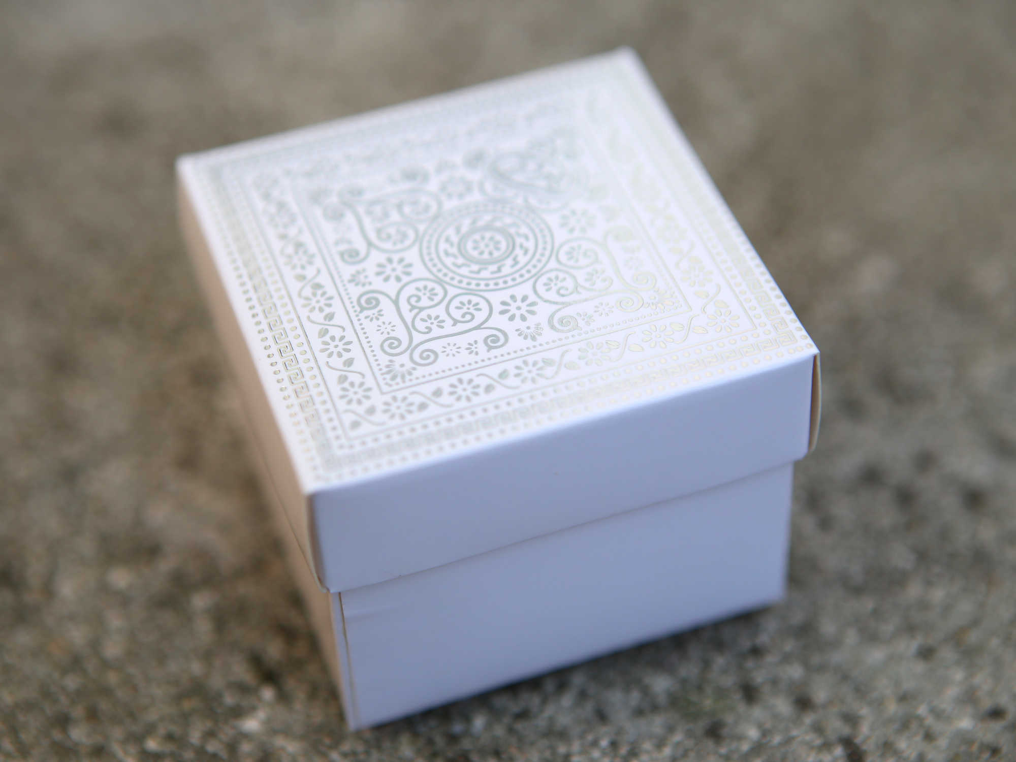 50 boîte carton motif arabesque contenant à dragées BTNV1 blanc argenté