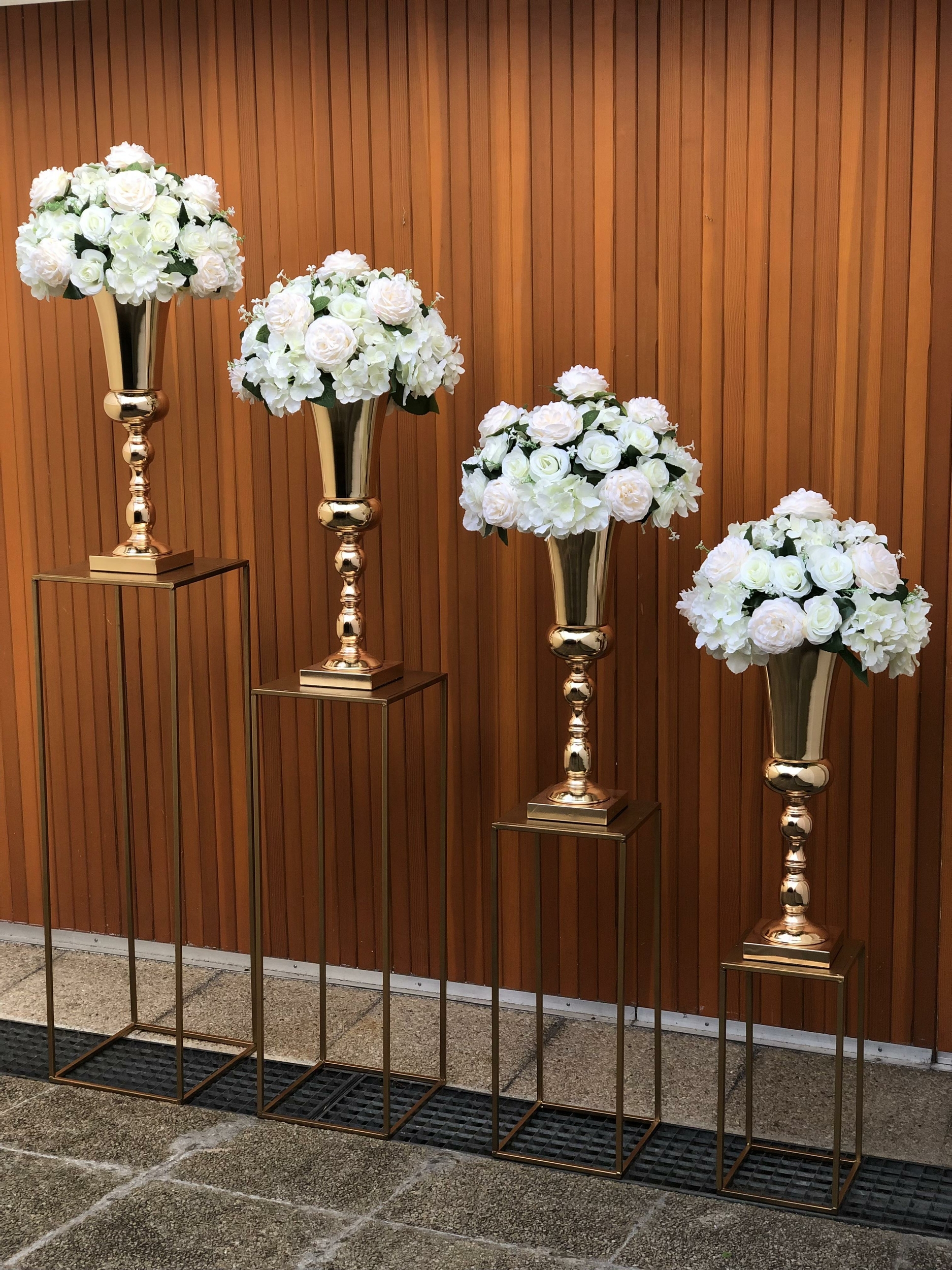 Location 4 supports colonnes en métal + 4 supports vases + 4 compositions de fleurs artificielles