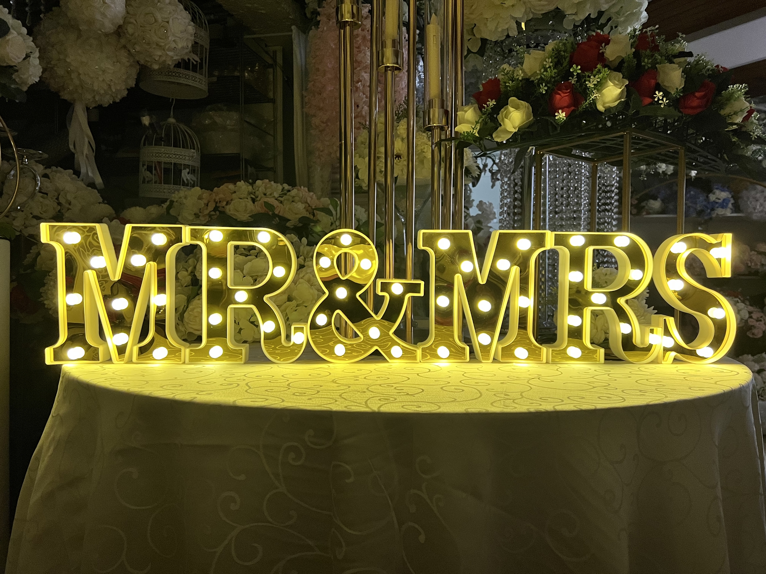 Location de lettres lumineuses LED Mr & Mrs doré décoration mariage MR25D