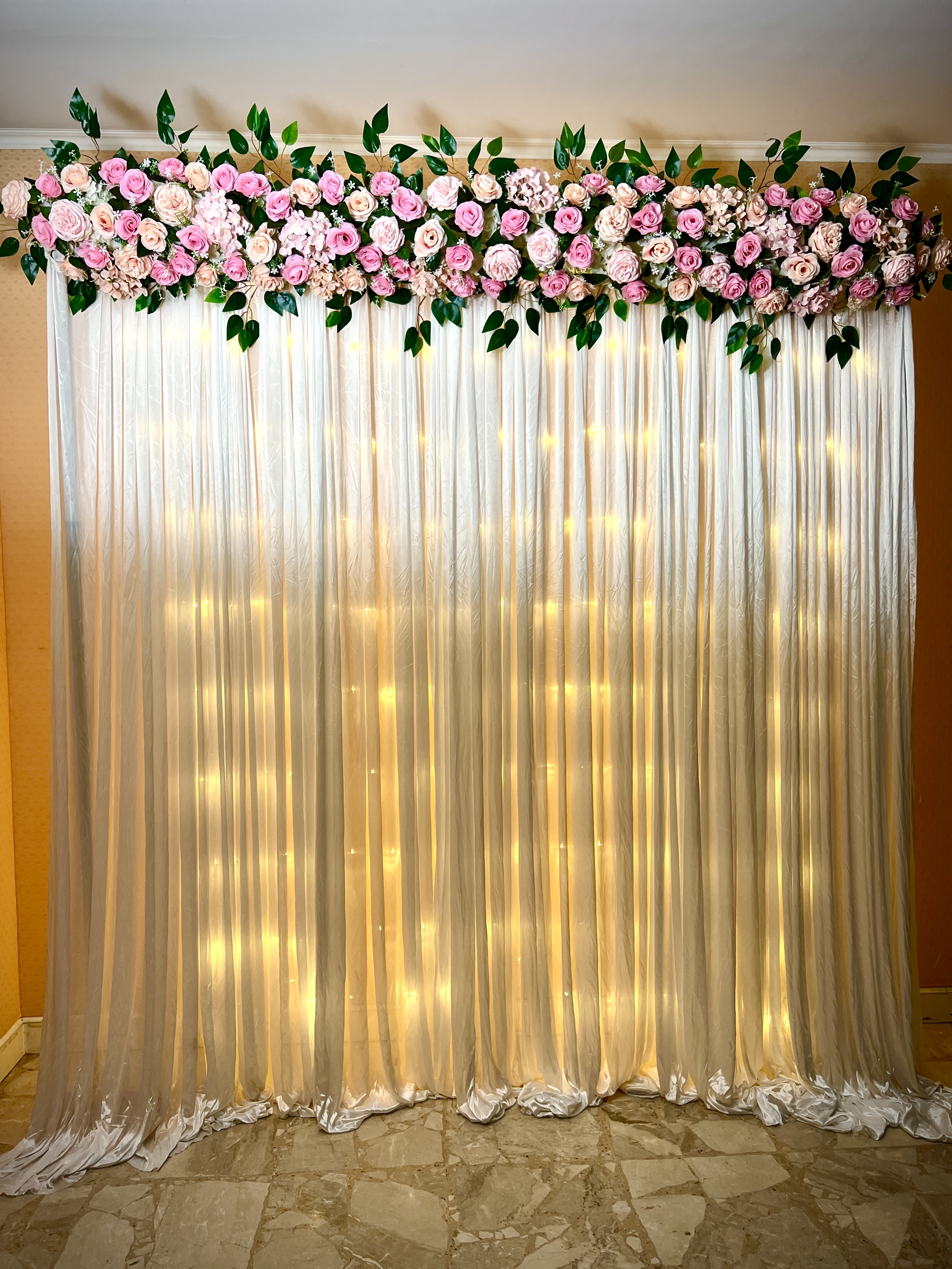 Location support + rideau blanc + compositions de fleurs artificielles