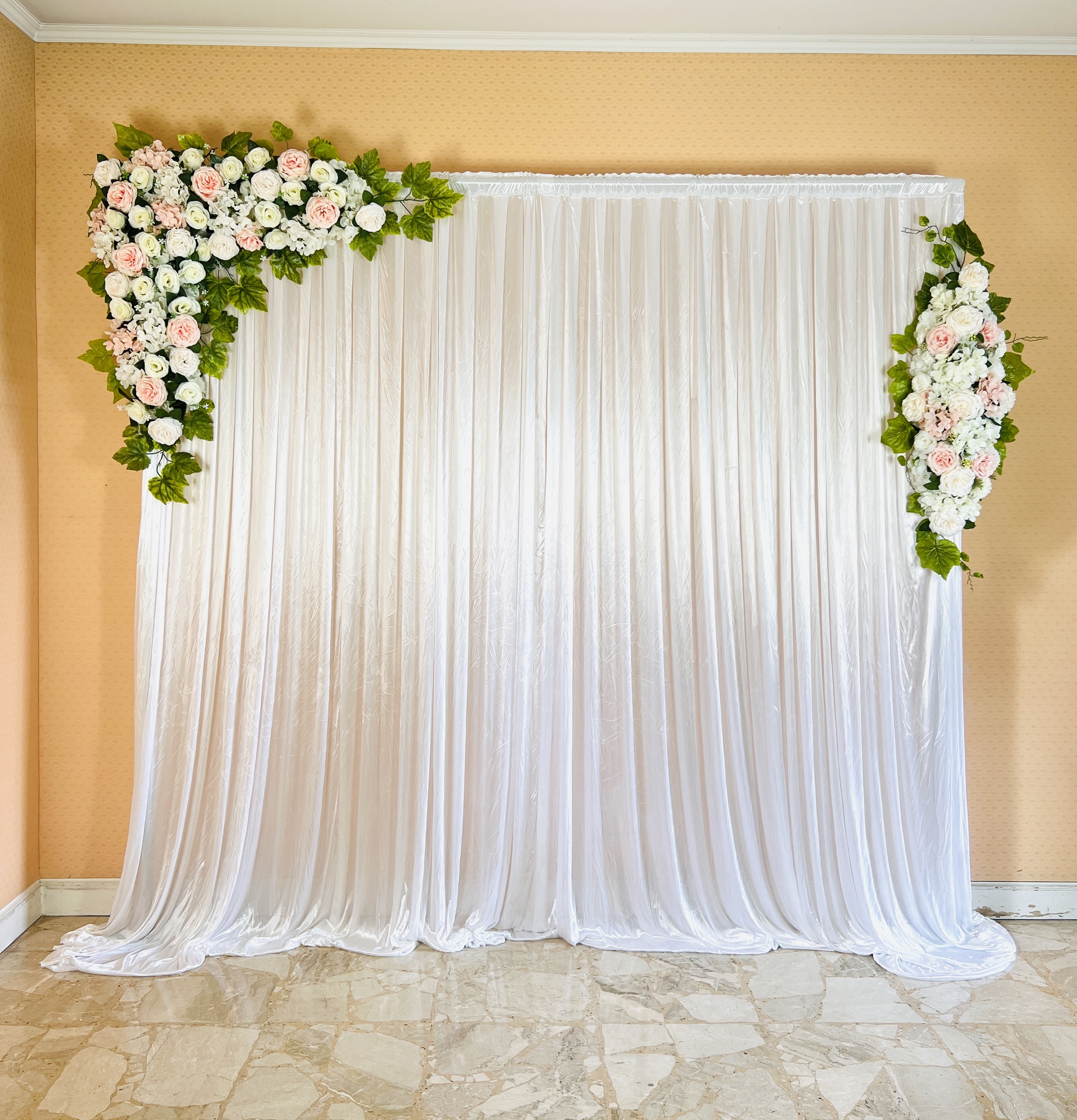 Location support + rideau blanc + 2 compositions de fleurs artificielles