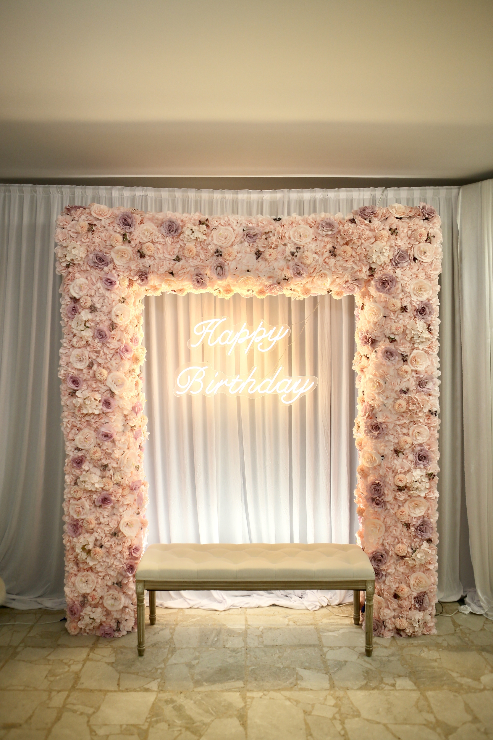 Location arche avec fleurs artificielles + LED Happy Birthday COLR165