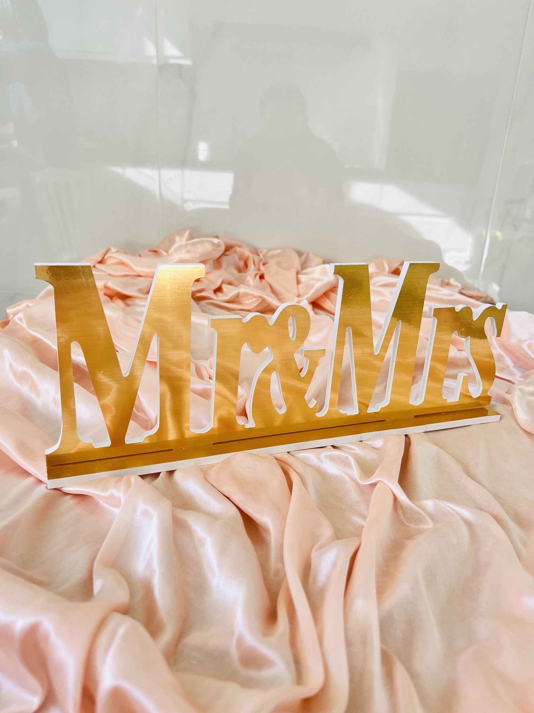Lettres Mr et Mrs décoration table de mariage doré