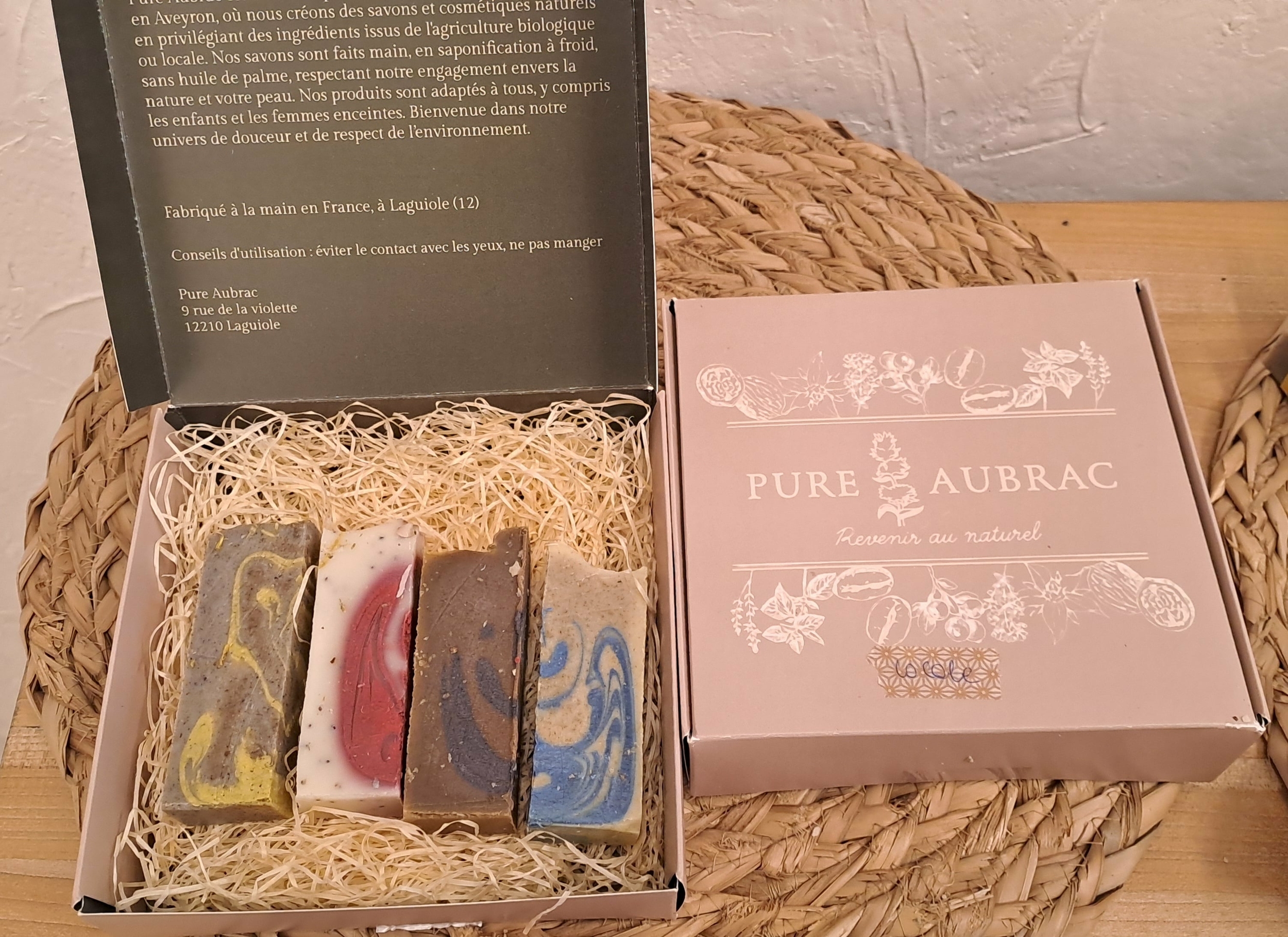 Coffret de savons artisanaux et locaux -PURE AUBRAC-retour daubrac-aveyron-cadeaux français