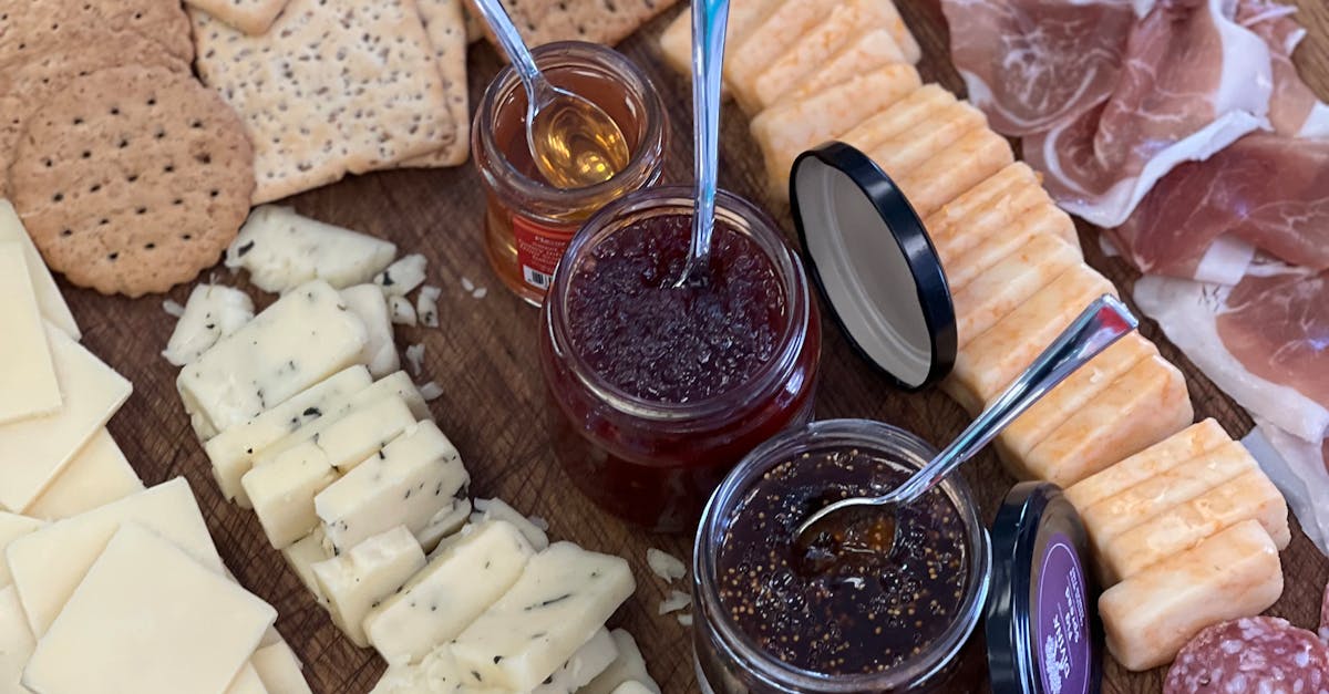 Un plateau de fromages et de charcuterie  confiture maison bras - retour daubrac - aveyron