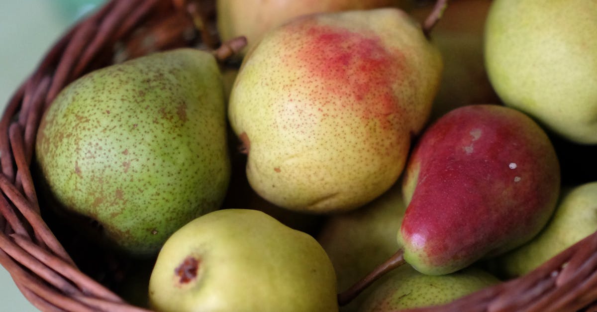 Un panier en osier rempli de poires mûres