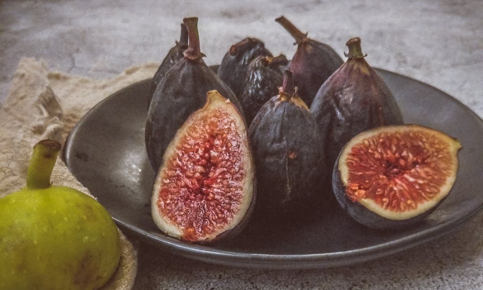 assiette de figues fraiches