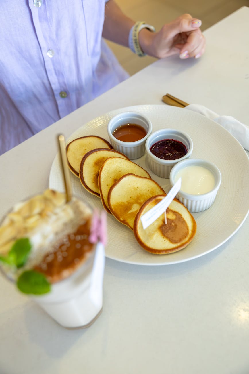 Petit Déjeuner élégant à Base De Crêpes, de confiture au lait, maison bras, retour daubrac, aveyron, cadeau français