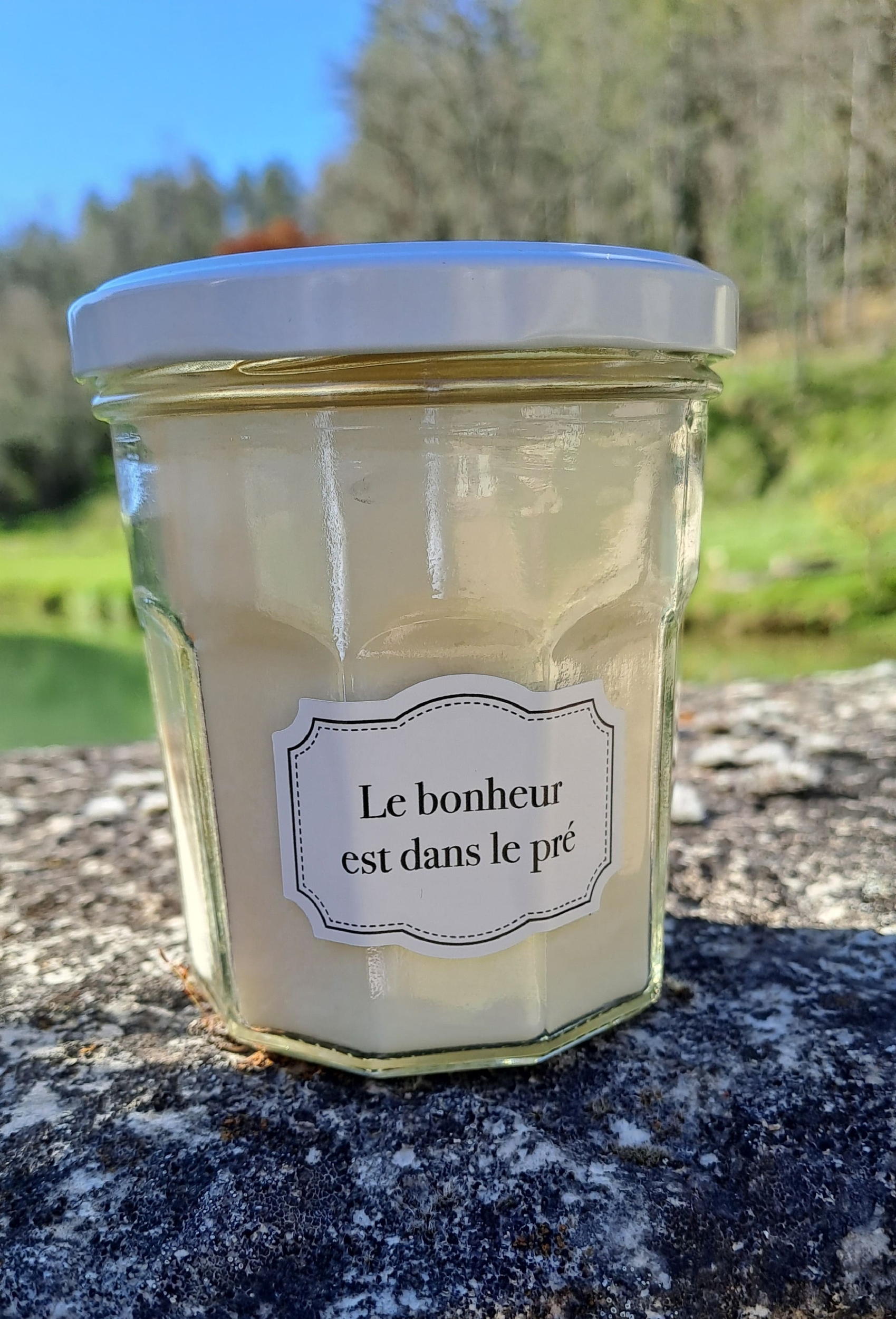 bougie artisanale-le bonheur est dans le pré-parfum thé daubrac-cadeaux francais artisanaux-retour daubrac-aveyron-