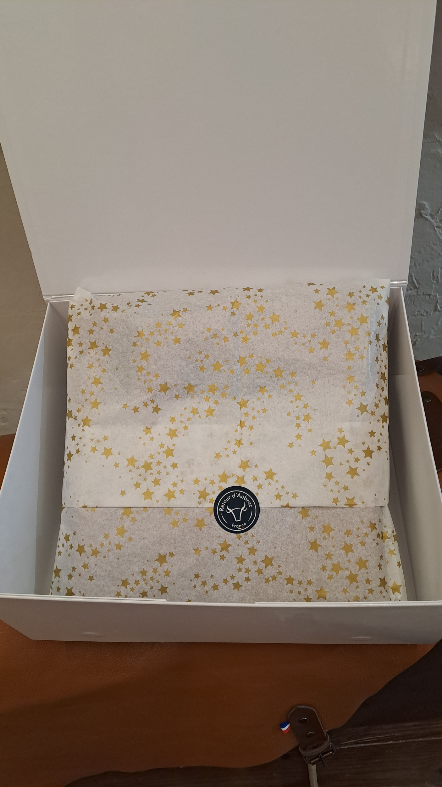un carton d’expédition rouge avec le logo RETOUR D’AUBRAC 2