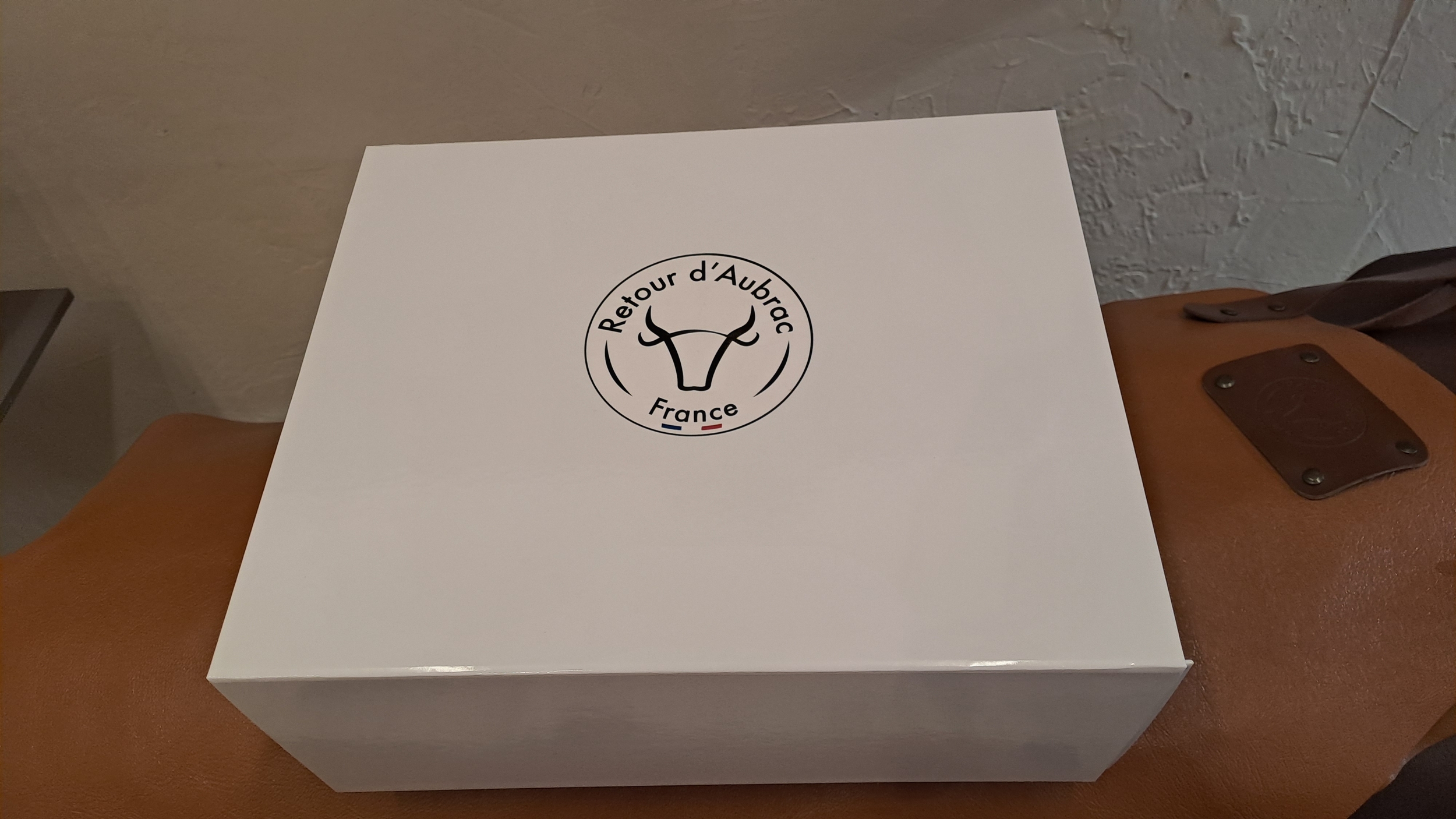 un carton d’expédition rouge avec le logo RETOUR D’AUBRAC