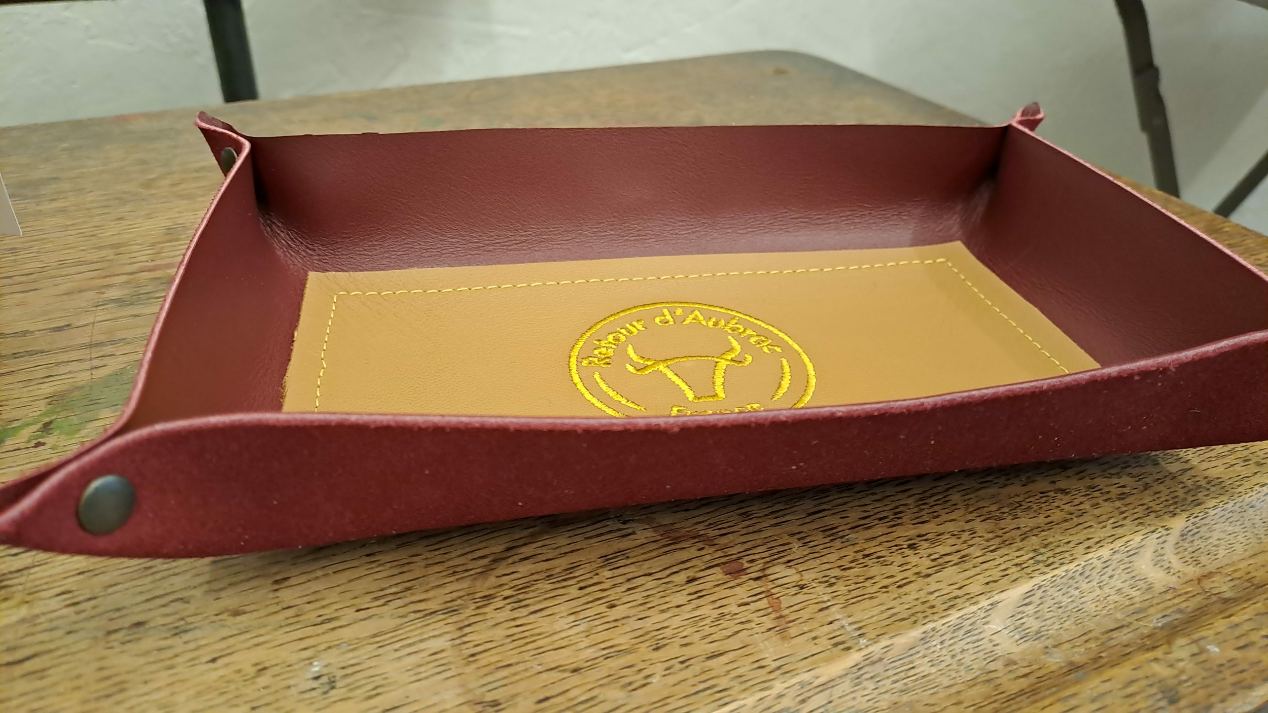 vide poche en cuir brodé - cadeau français - cadeau original - retour daubrac - aveyron - 3
