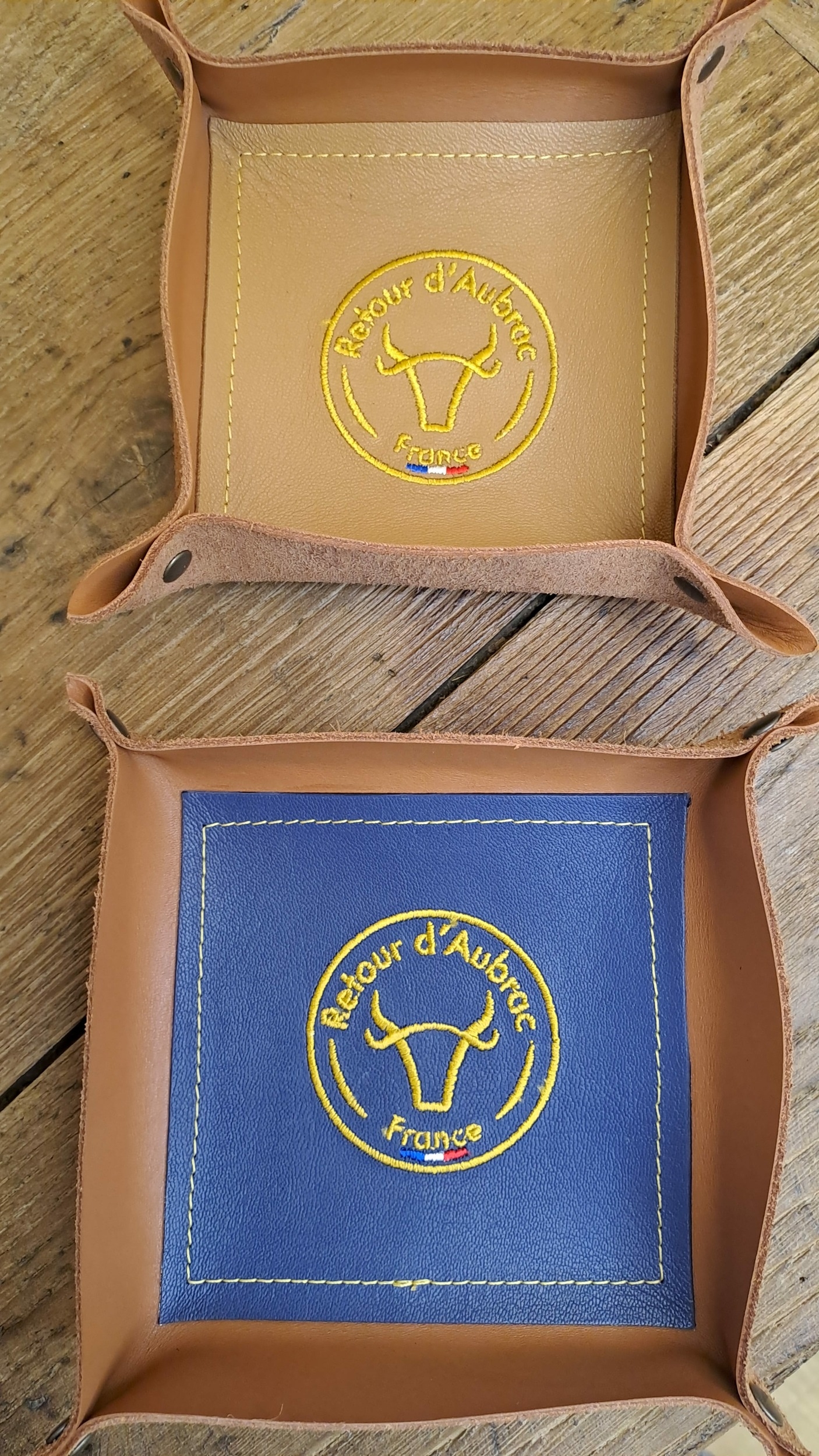 vide poche en cuir brodé - cadeau français - cadeau original - retour daubrac - aveyron - 1
